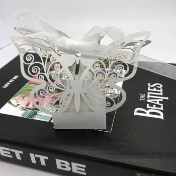 Бело-фиолетовые подарочные коробки для свадебных подарков с бабочками, Маленькие коробки для конфет, вырезанные лазером, упаковка из экологически чистой бумаги для конфет