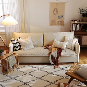 Разборка и мытье маленькой гостиной в скандинавском современном стиле с вертикальными двойными вставками, кремового бесшумного тканевого дивана